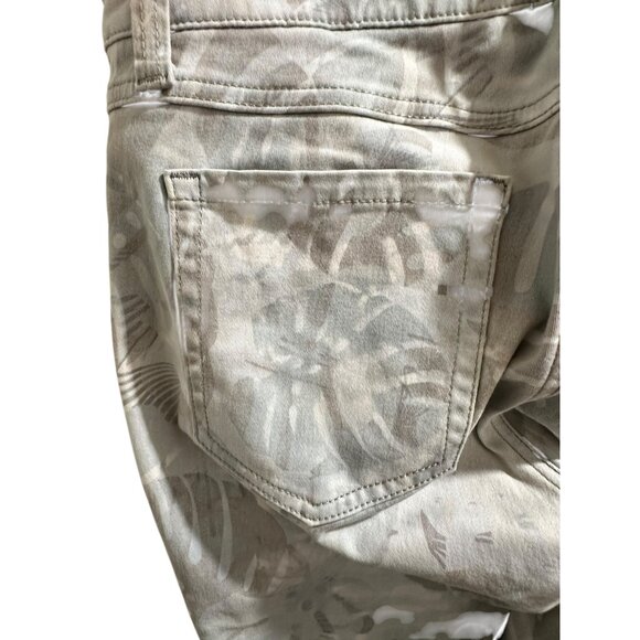 💰BOGO💰 cAbi Leaf Print Cropped Jeans With Pockets & Belt Loops sz 8 - Picture 8 of 9